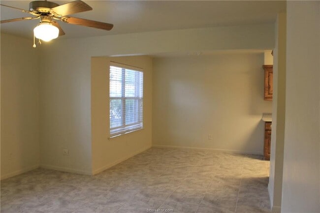 Building Photo - 905 Balcones Dr
