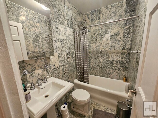 Building Photo - Spacious 1-Bedroom with 2 Full Bathrooms |...