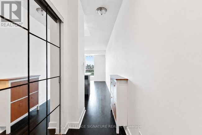 Building Photo - 1171 Queen St W