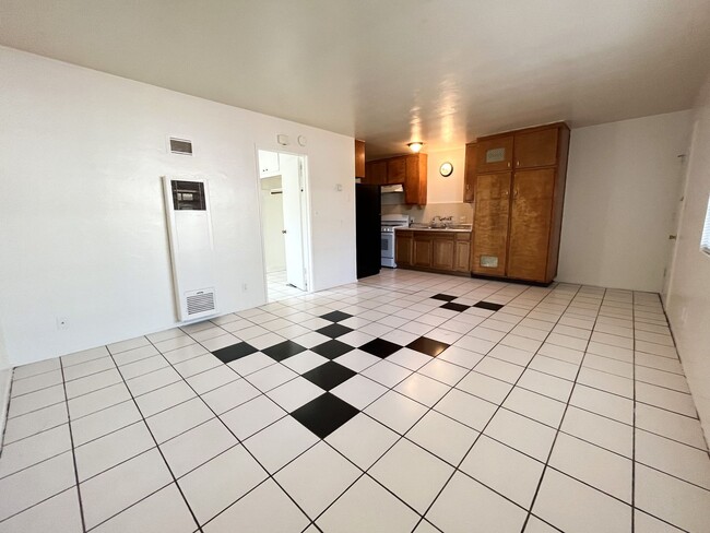 Building Photo - 1-bedroom apartment with vintage charm!