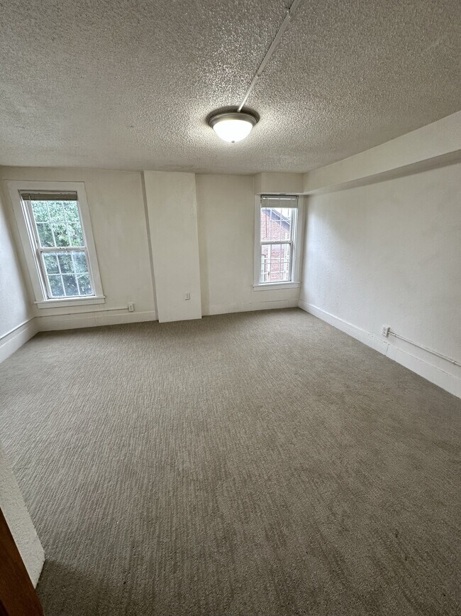Building Photo - 1635 White St Apartments
