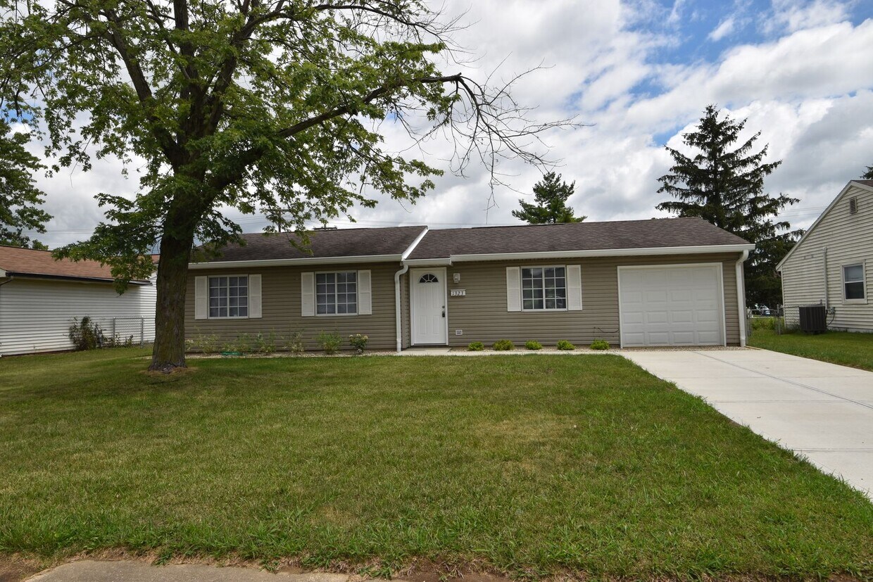 Primary Photo - 3 Bedroom, 1 Bath Ranch in Greenfield