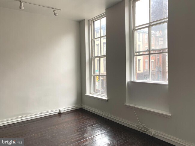 Building Photo - 164 N 3rd St