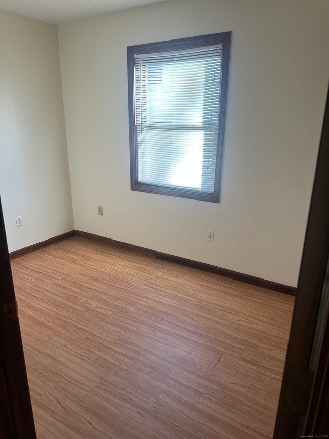 Foto del edificio - 240 N Main St