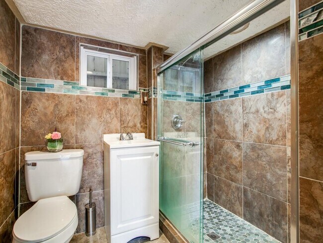 Foto del edificio - 5118 Stoneleigh Ave