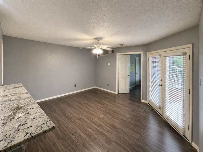 Foto del edificio - 1704 Baird Farm Cir