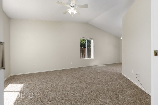 Building Photo - 3 Bedroom, 2 Bathroom Home in the Red Clif...