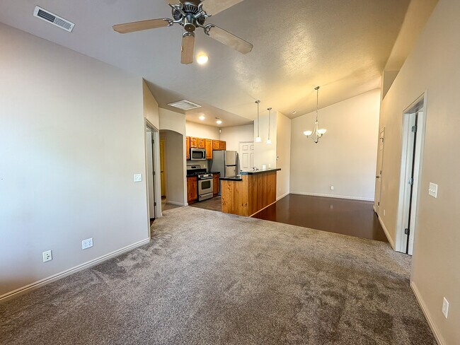 Foto del edificio - 1015 Canyon Meadow Dr