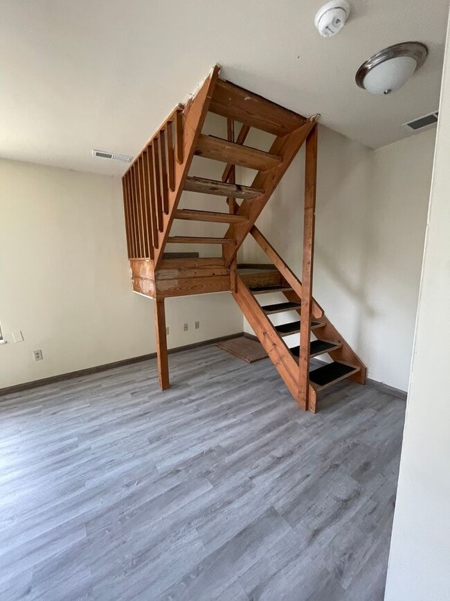 Building Photo - OSU Gateway 3 bedroom 1 1/2 bath 3 level t...