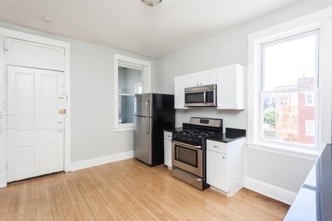 Building Photo - 3 bedroom in Chicago IL 60622