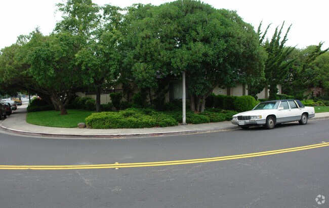 Foto del edificio - 3741 Peacock Ct