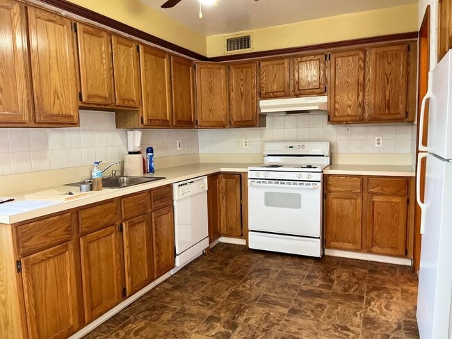 KIT - 1 Willow Wood Ct