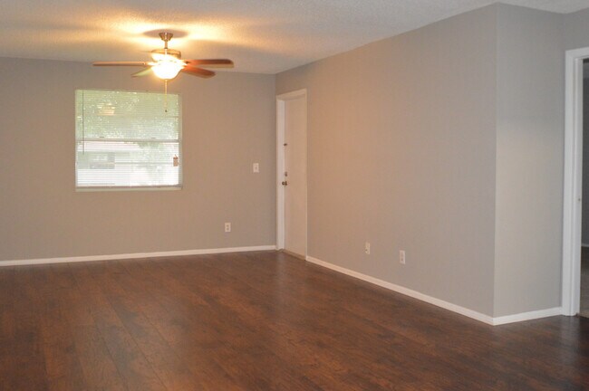 Building Photo - BRANDON: 2 Bed/2 Bath, 2nd Floor Condo - G...