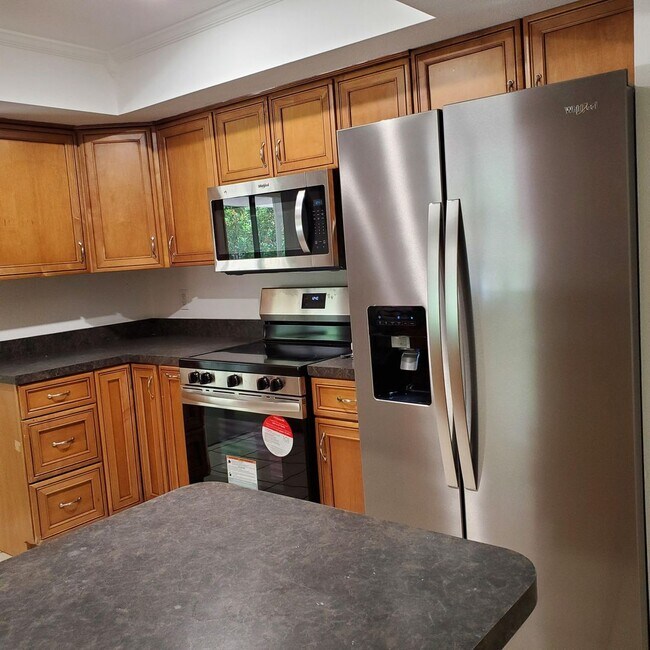 Foto del edificio - Location, convenience, comfort. This 4 bedroom plus den, 2 bath has it all!