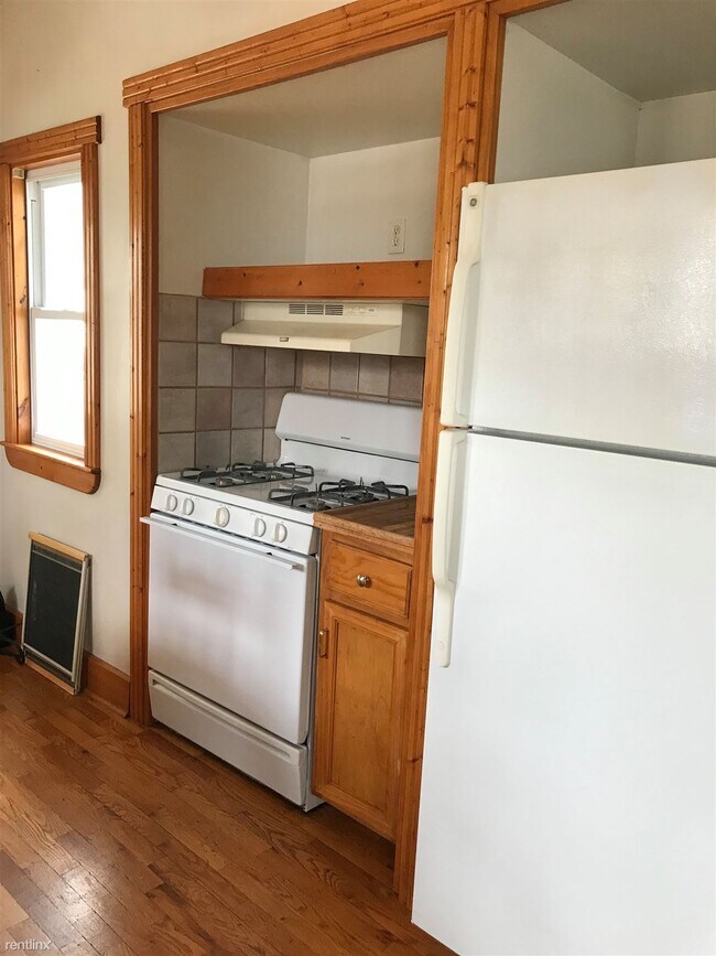 Building Photo - 1 br, 1 bath Triplex - Mill St. APTS Apt #2