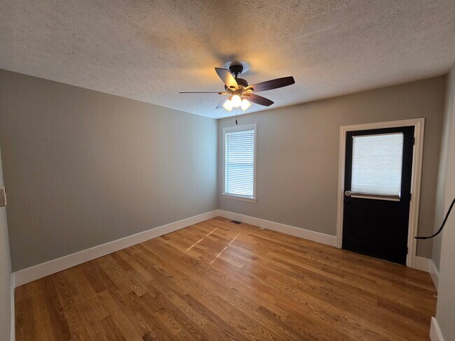 Living room - 1218 S Washington Ave