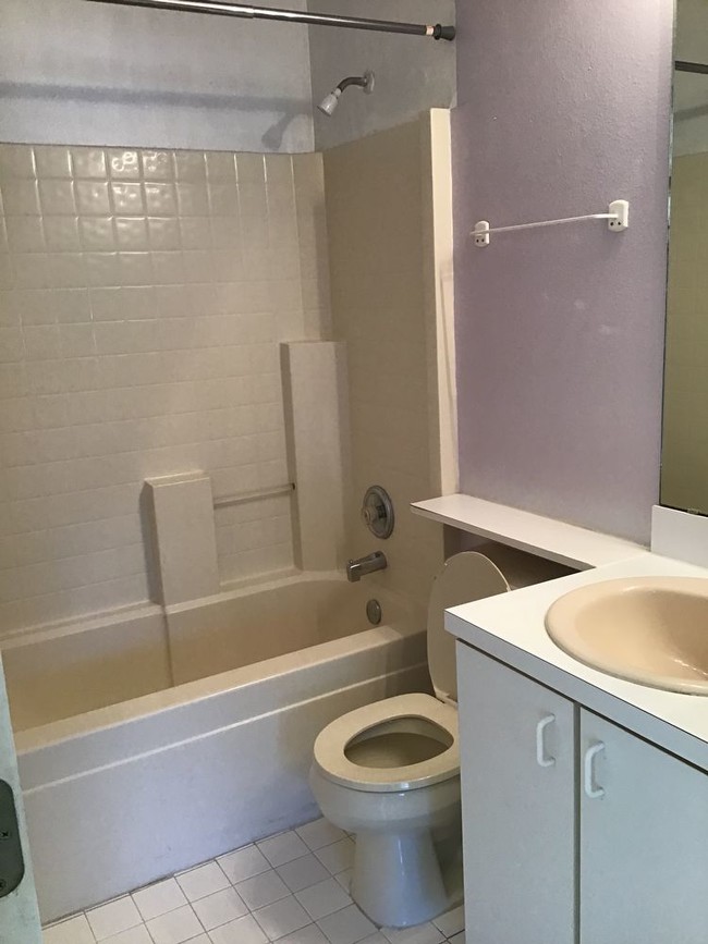 Foto del edificio - 3 BEDROOM/2 BATH/2 CAR GARAGE HOME