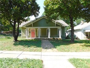 Building Photo - 201 E 6th St