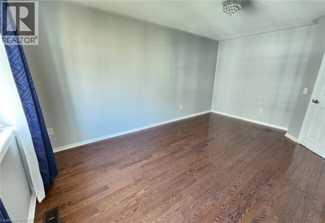 Photo du bâtiment - 7 James Govan Dr