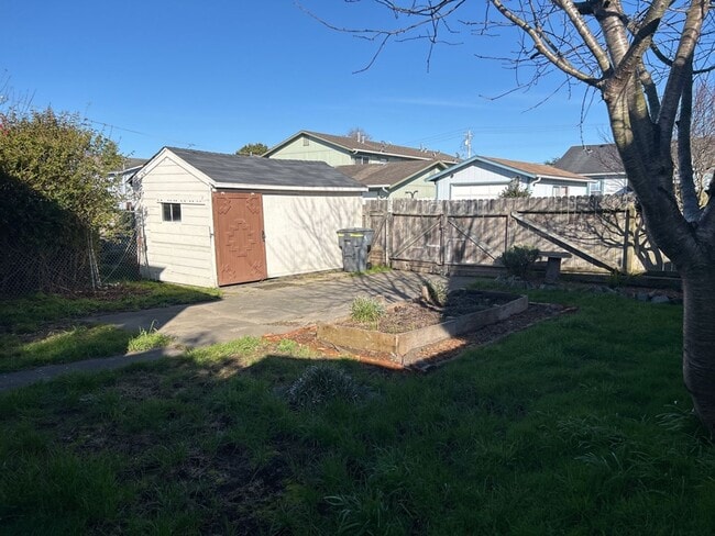 Building Photo - Beautifully Renovated, Pet Friendly Victor...