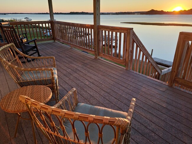 Foto del edificio - Waterfront Beach House with Private Dock