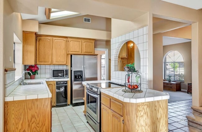 Building Photo - Beautiful 4 bed, 3 bath home in College He...