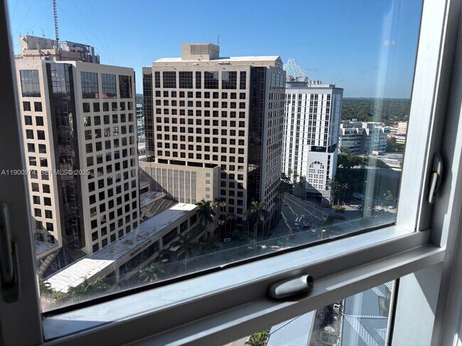 Foto del edificio - 9055 SW 73rd Ct