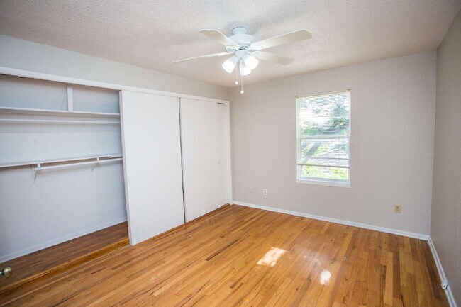 Foto del edificio - "Spacious 5-Bed Oasis with Granite Elegance & Hardwood Charm in Lubbock!"