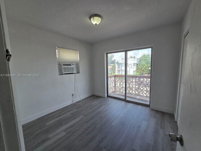 Building Photo - 1628 SW 7th St