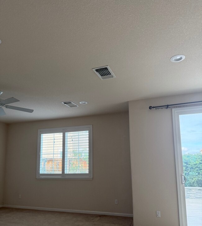 Sala de estar - 319 E Liverno Ave