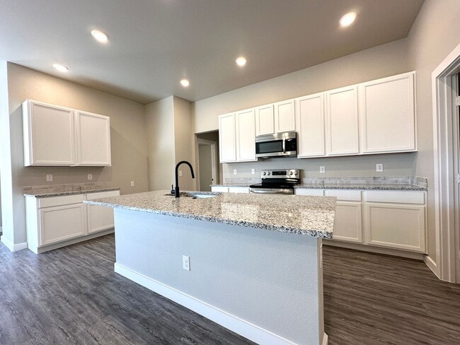 Building Photo - 4Bed/2Bath Available 6/5