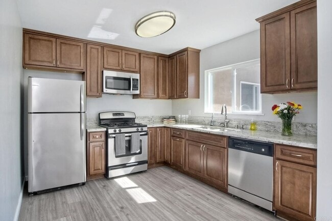 Building Photo - Spacious 5-Bedroom Home on Quiet Cul-de-Sa...