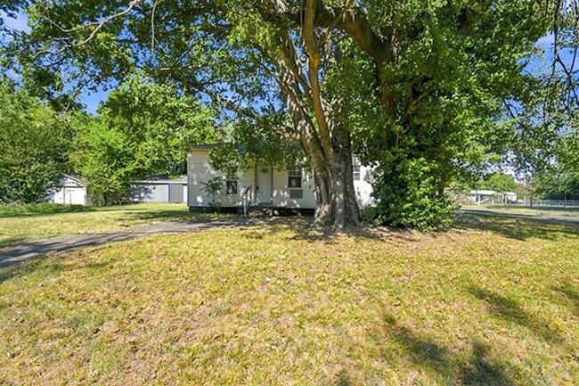 Building Photo - 707 N Gertrude Ave