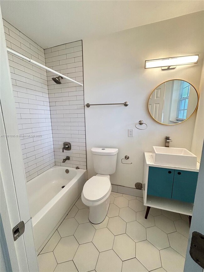 Foto del edificio - 571 NE 67th St