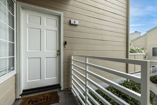 Building Photo - 2 bed/2 bath Upstairs Condo!
