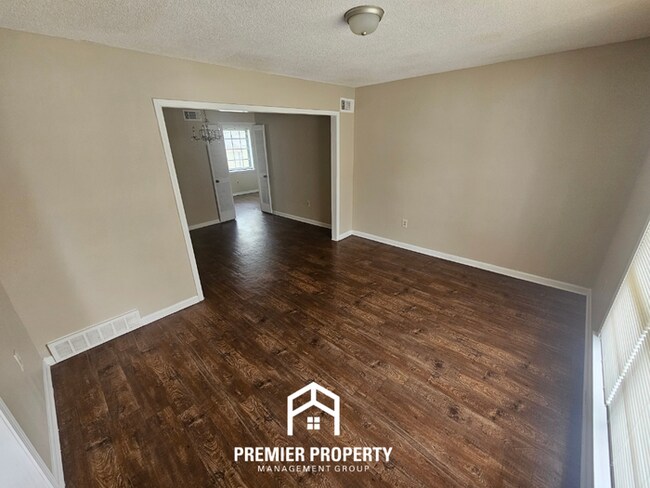 Foto del edificio - Charming 3BR/2BA Home in 38115 | Hardwood Floors, Fireplace & 2-Car Garage