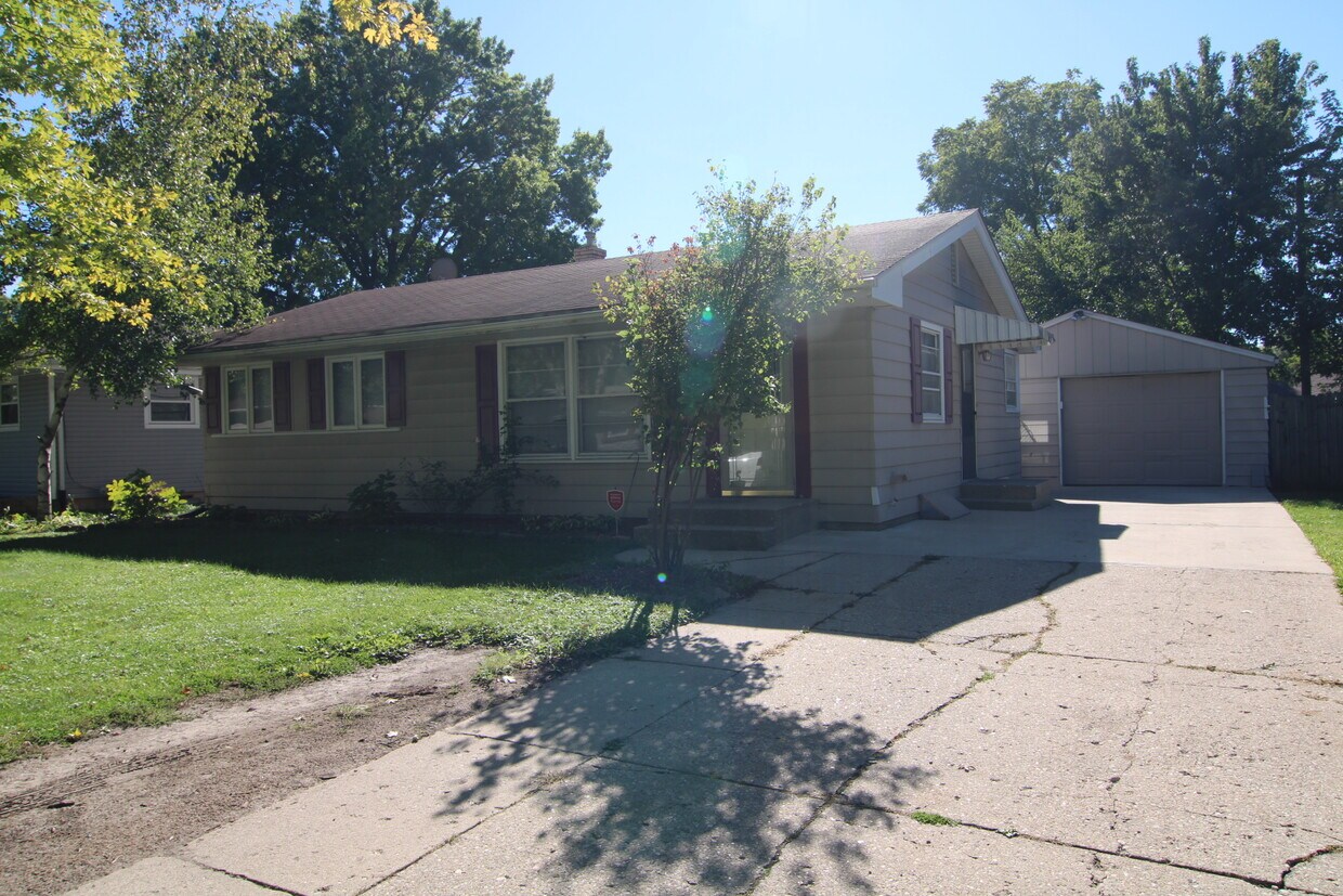 Primary Photo - 2307 Skokie Dr