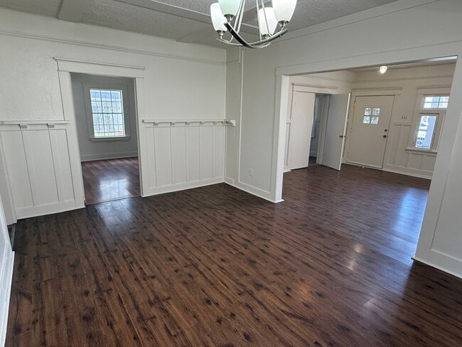 Building Photo - 860 W 56th St