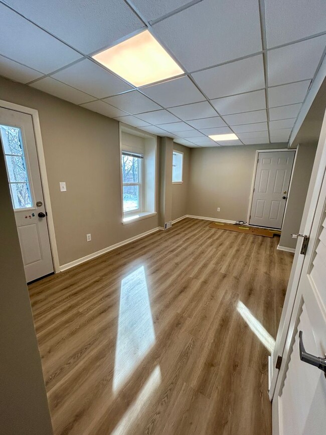 Building Photo - 820 W 4th St