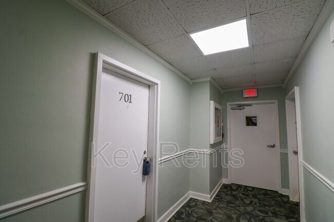 Building Photo - 825 Bayshore Dr
