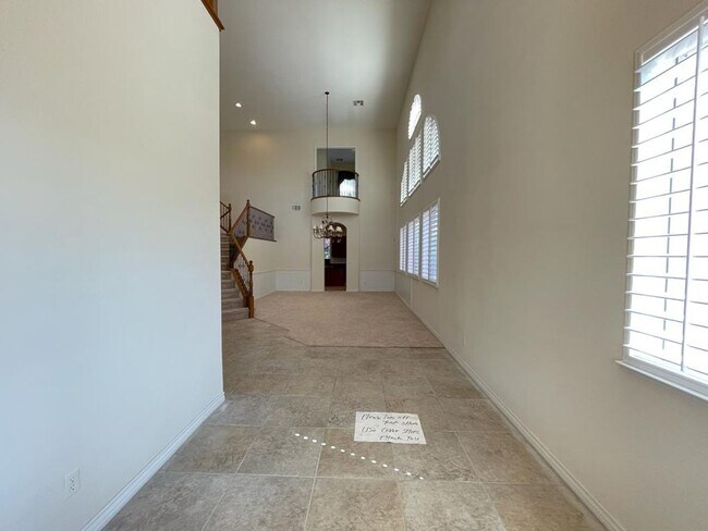 Building Photo - Gorgeous 5 bedroom plus den, 3.5 bath 2 st...