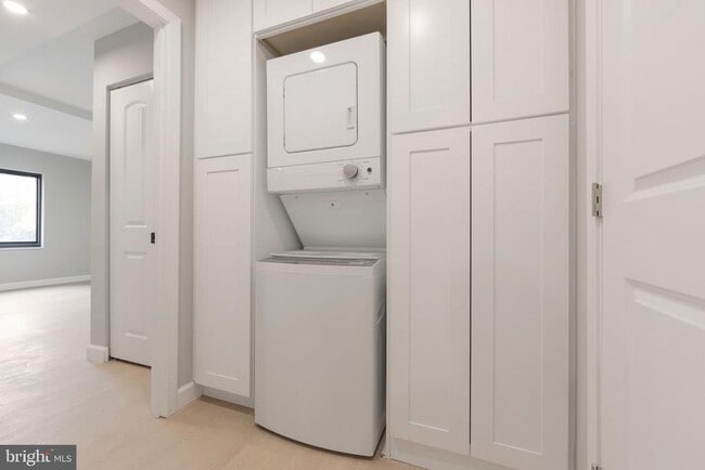 Building Photo - 205 Yoakum Pkwy