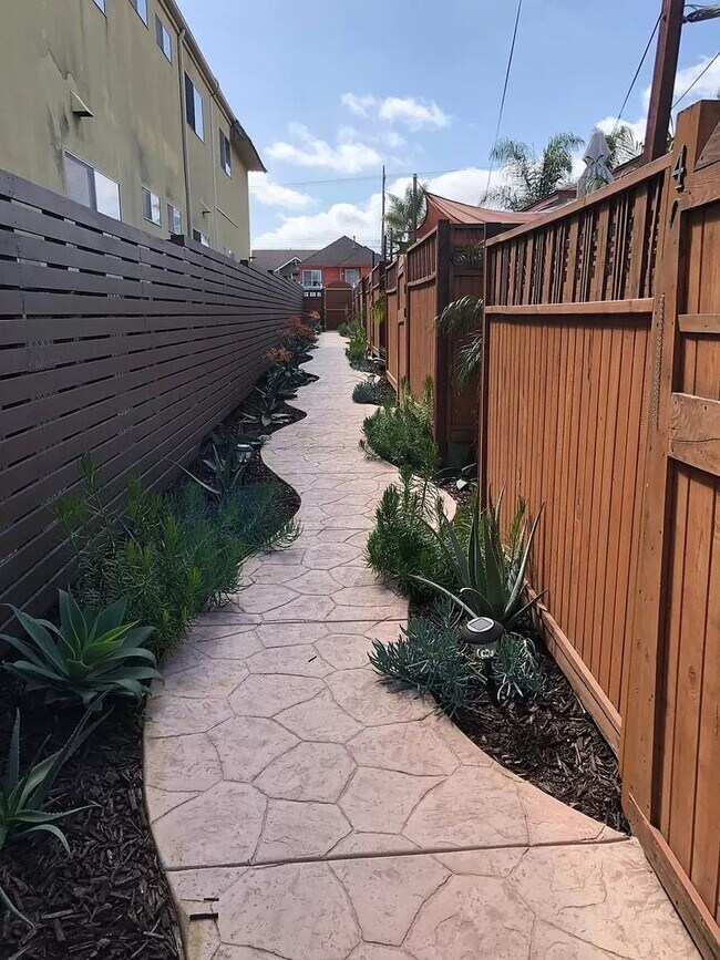 Foto del edificio - LARGE EXCLUSIVE PATIO! Charming Bungalow w...