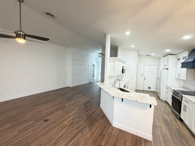 Building Photo - 10077 Portofino Dr