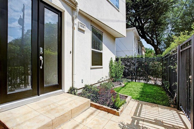 Foto del edificio - 6556 Schuler St