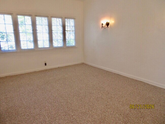 SALA DE ESTAR - 4911 Dockweiler St