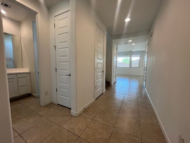 Building Photo - $400 MOVE-IN SPECIAL - 2500 Sq. Ft.!!
