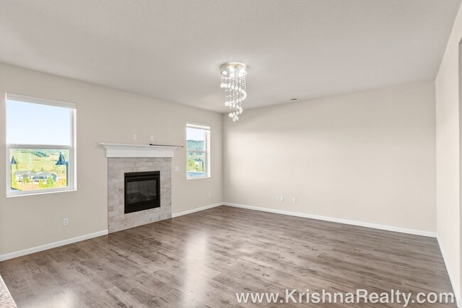 Building Photo - Beautiful 4 BD* 2.5 BA* +Bonus Room* Singl...