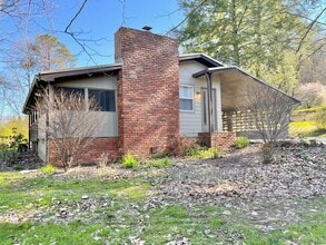 Building Photo - 1023 N Runyan Dr