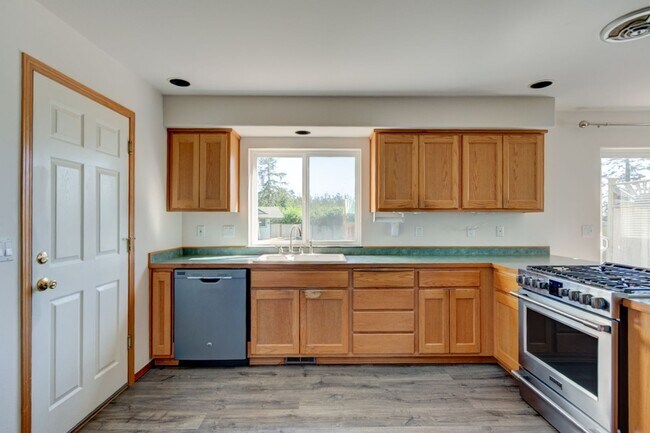 Foto del edificio - 2 Bed 2.5 Bath + Bonus Room & Large Family Room Upstairs in Admirals Cove